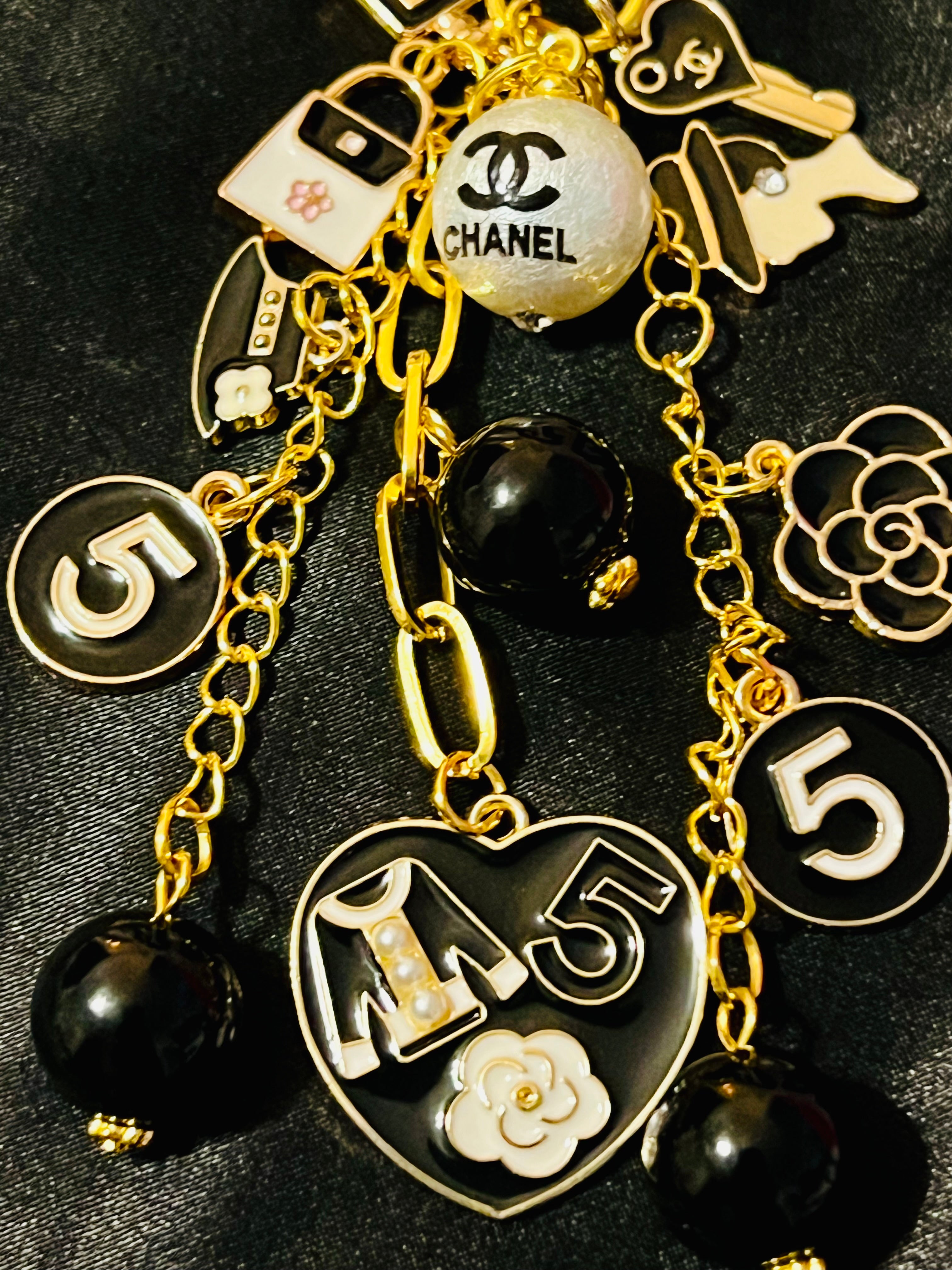 🖤💎Elegant Chanel Golden Black Keychain💎🖤