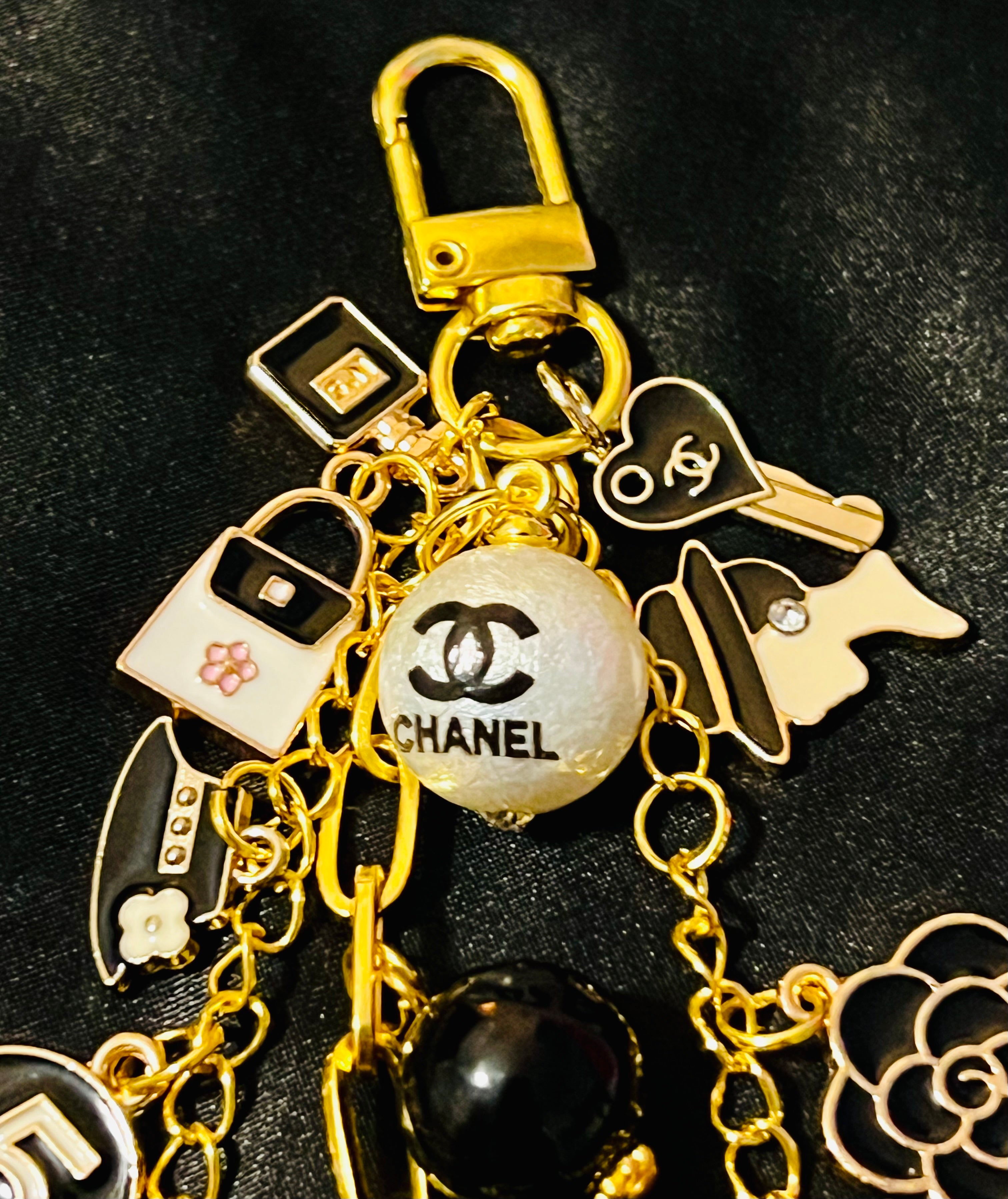 🖤💎Elegant Chanel Golden Black Keychain💎🖤