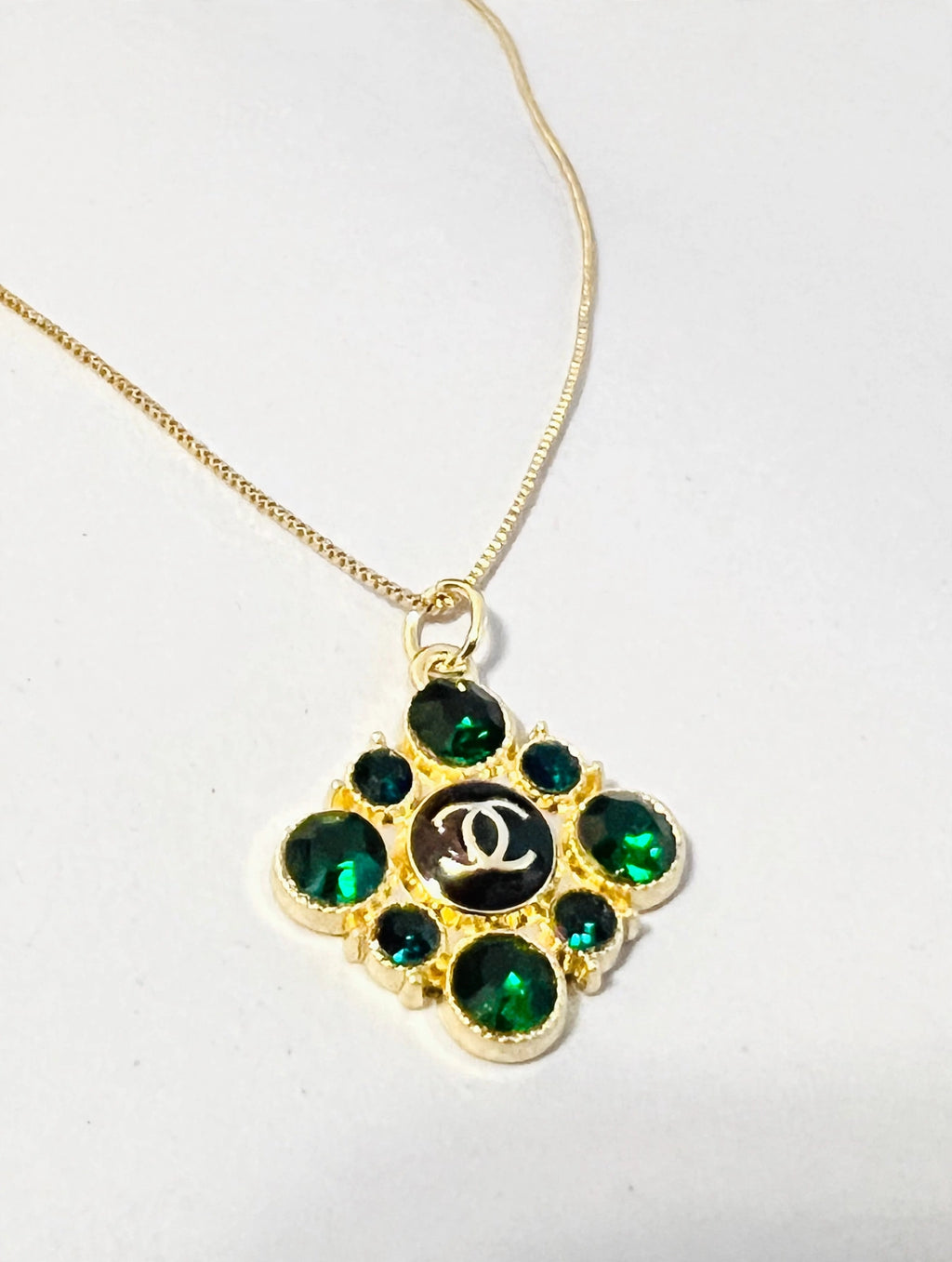 💚Chanel Simulated Emerald & Gold Diamond Shaped Pendant Necklace💚