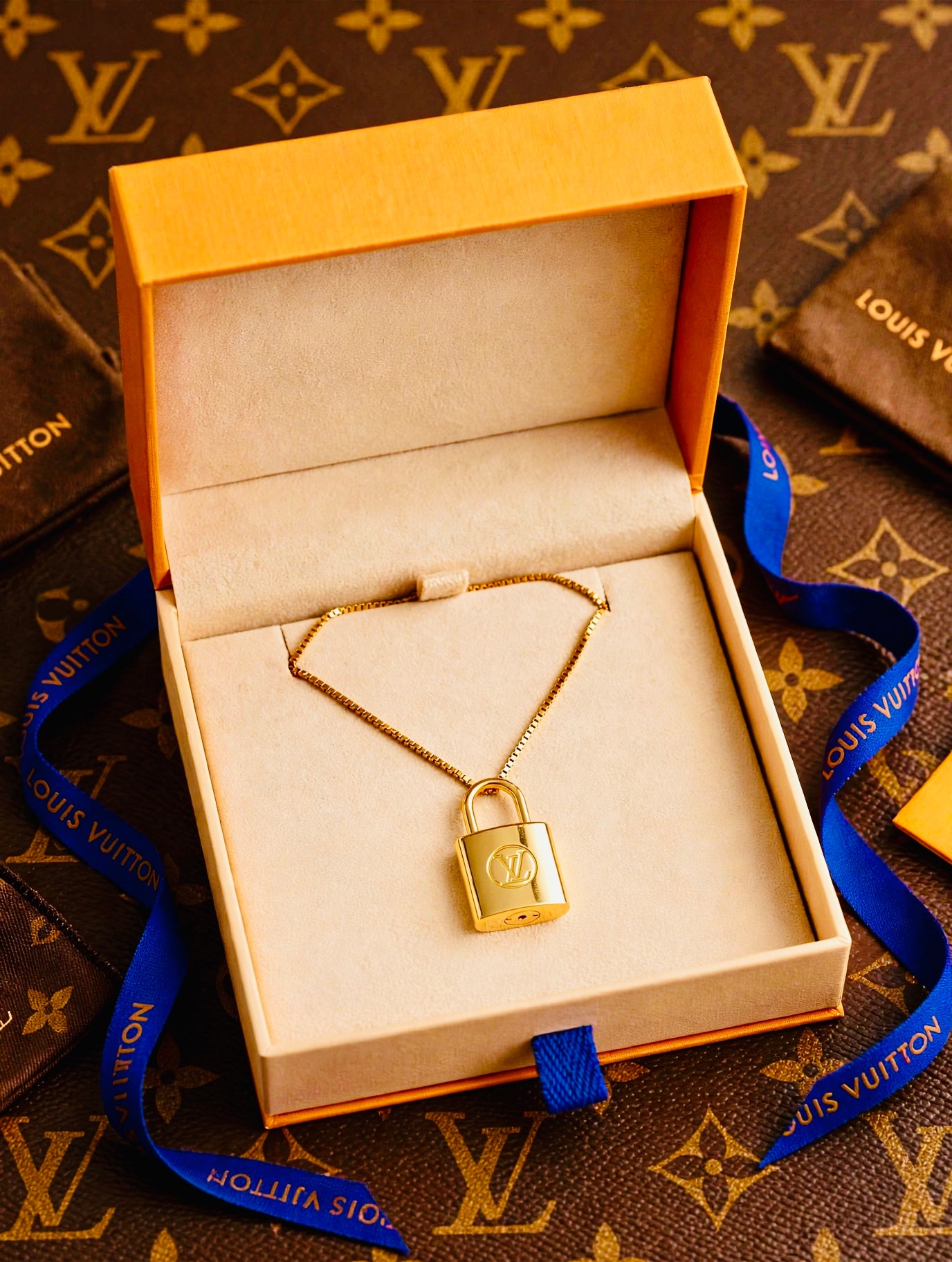 🔒🖤Louis Vuitton Lock Pendant Necklace🖤🔒