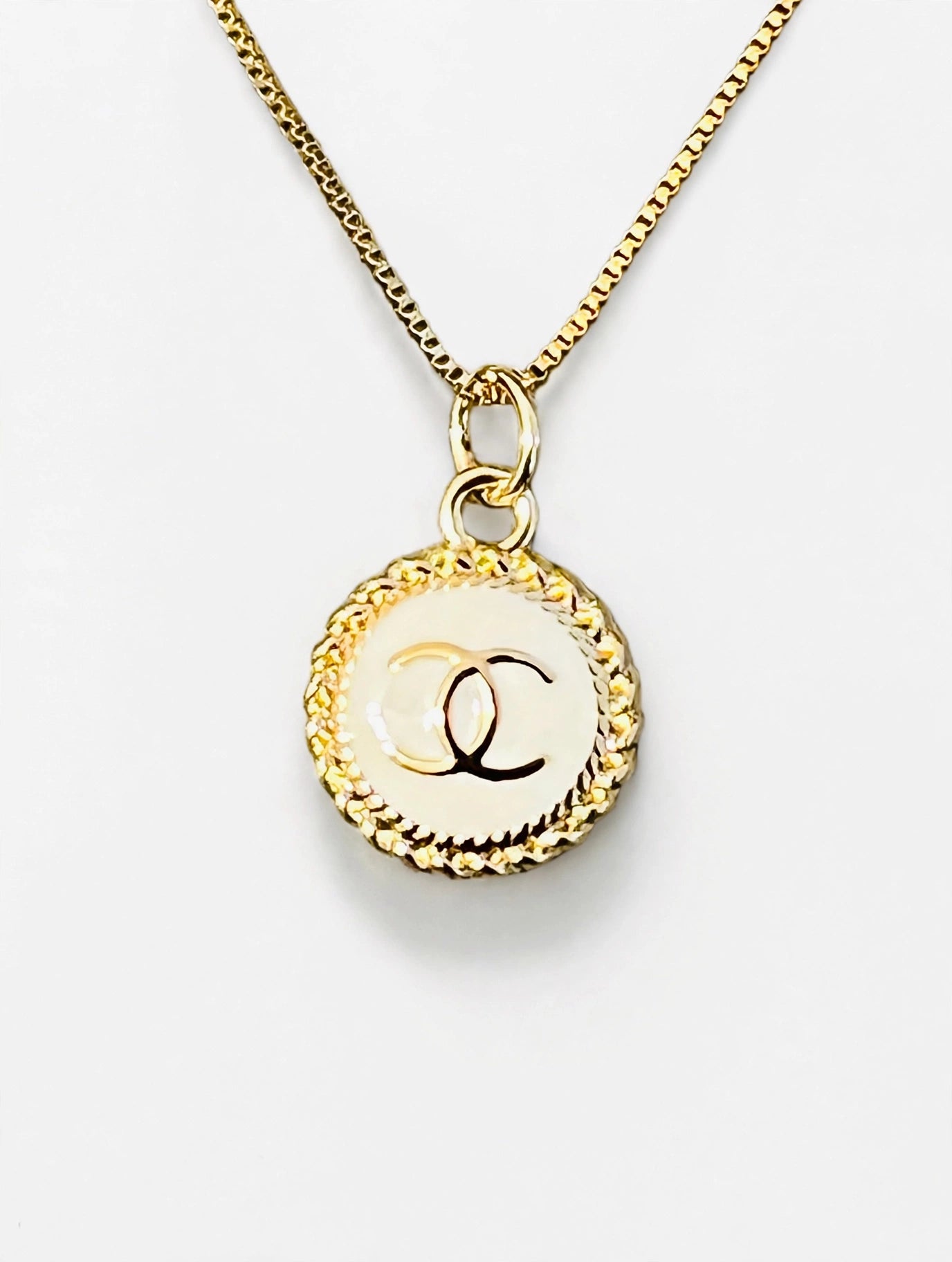 🤍Chanel White & Gold Quilted Pendant Necklace🤍