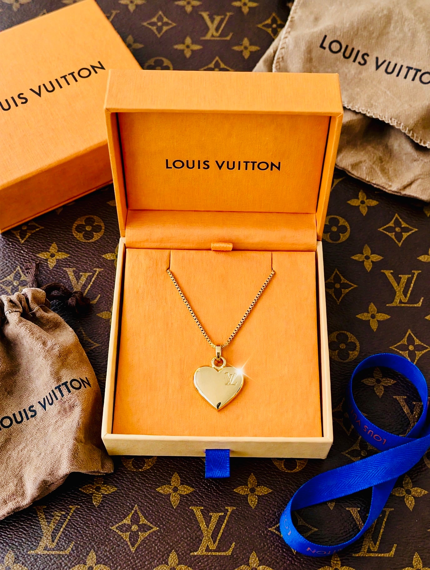 💛Louis Vuitton Gold Heart Pendant Necklace💛