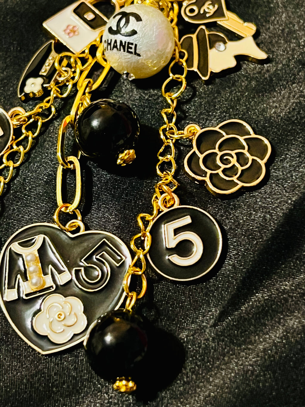 🖤💎Elegant Chanel Golden Black Keychain💎🖤