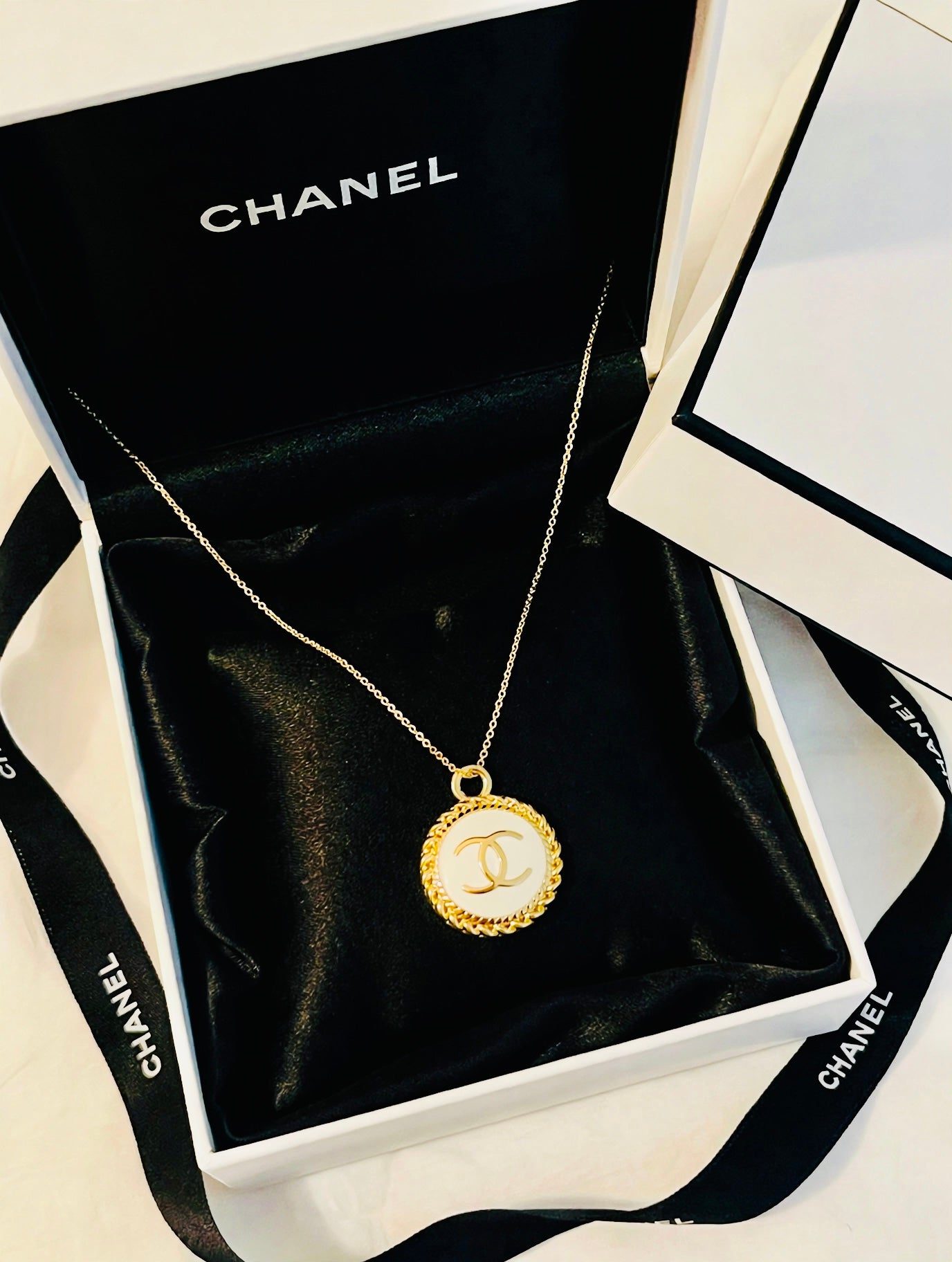 🤍Chanel White & Gold Quilted Pendant Necklace🤍