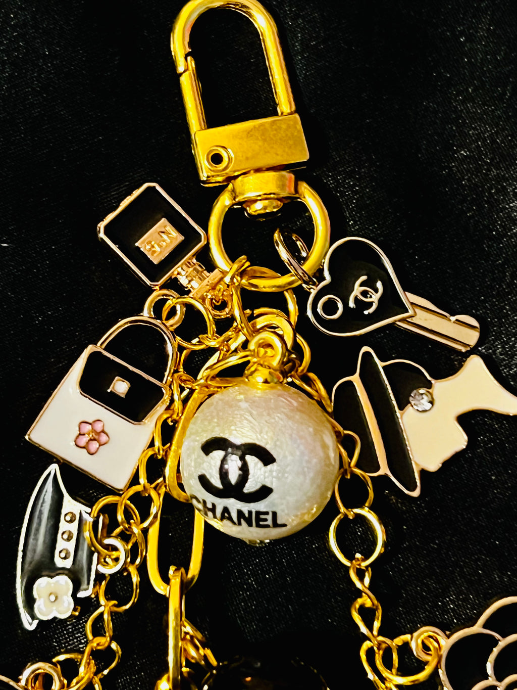 🖤💎Elegant Chanel Golden Black Keychain💎🖤