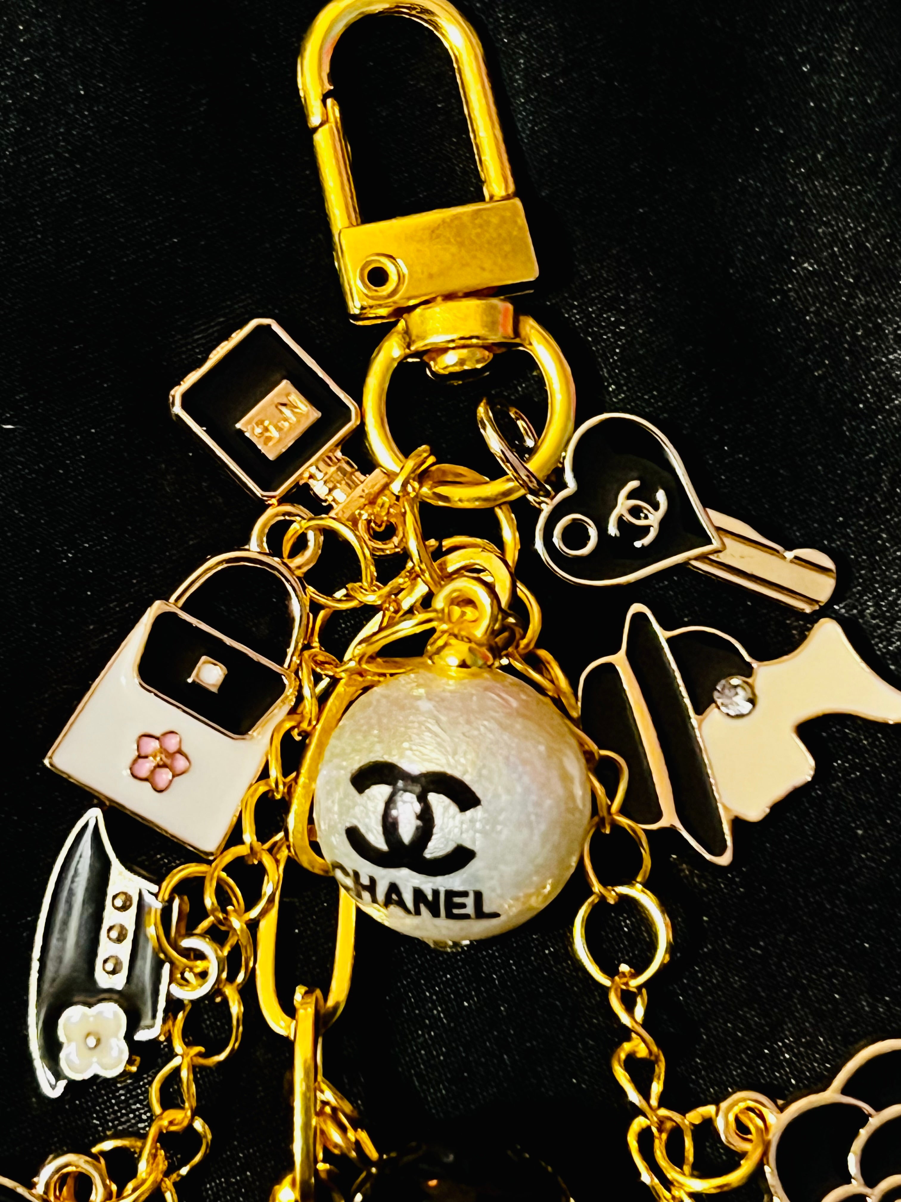 🖤💎Elegant Chanel Golden Black Keychain💎🖤