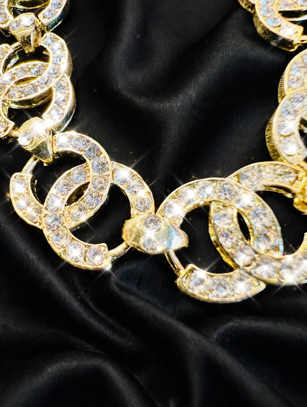 CHANEL Luxe Gold Crystal Pave CC Interlocking Vintage Chain Necklace