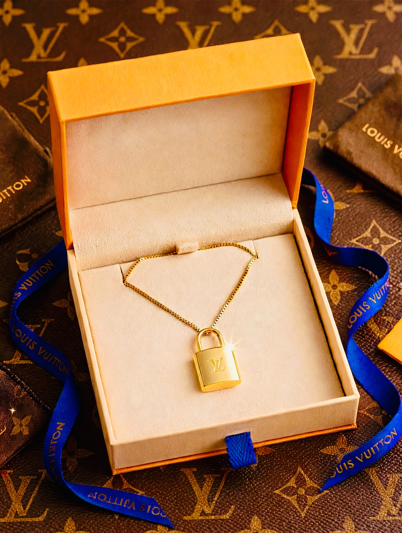 🔒🖤Louis Vuitton Lock Pendant Necklace🖤🔒