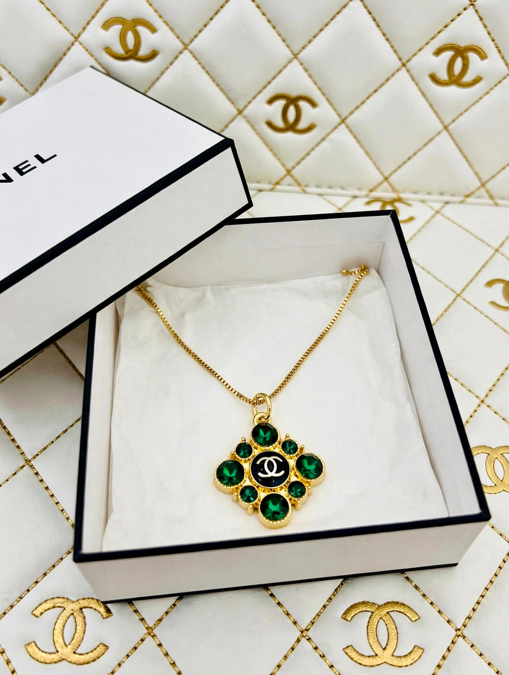 💚Chanel Simulated Emerald & Gold Diamond Shaped Pendant Necklace💚