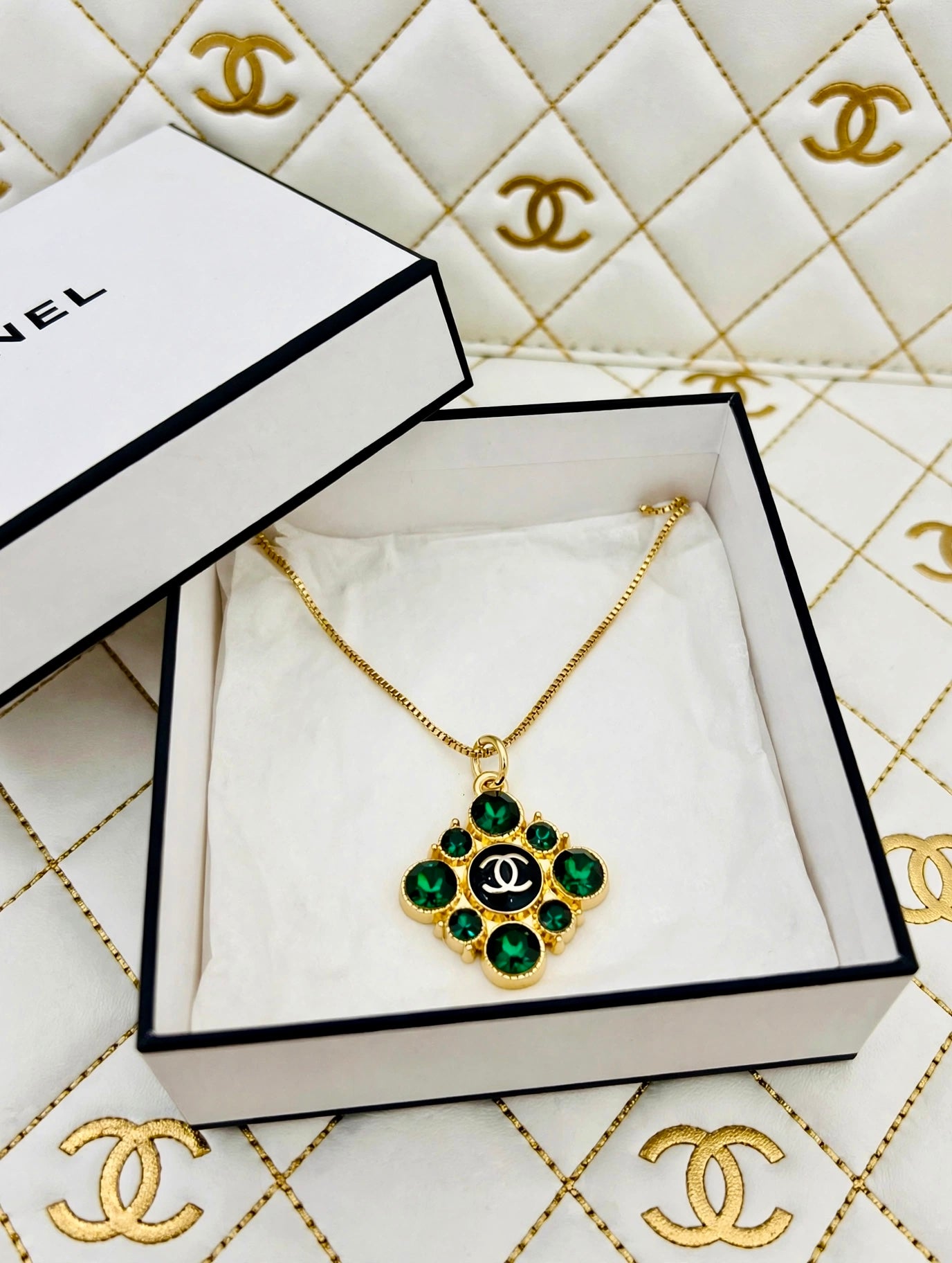 💚Chanel Simulated Emerald & Gold Diamond Shaped Pendant Necklace💚